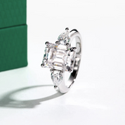 Anel de Moissanite com Lapidação Esmeralda 4 Quilates – Prata 925 com Ouro 18k, Moissanites Laterais em Lapidação Pera, Certificado GRA - Yuna Joias - Yuna Joias