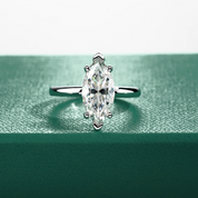 Anel Solitário com Moissanite Marquesa 3ct em Prata 925 com Banho de Ródio e Ouro Branco 18k – Yuna Joias - Yuna Joias