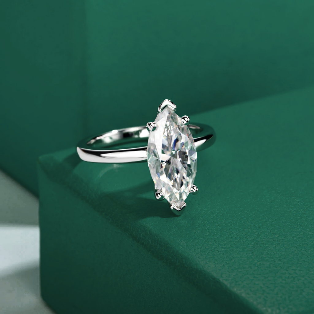 Anel Solitário com Moissanite Marquesa 3ct em Prata 925 com Banho de Ródio e Ouro Branco 18k – Yuna Joias - Yuna Joias