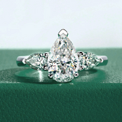 Anel com Moissanite Pera 3 Quilates em Prata 925 com Ouro 18k – Yuna Joias - Yuna Joias
