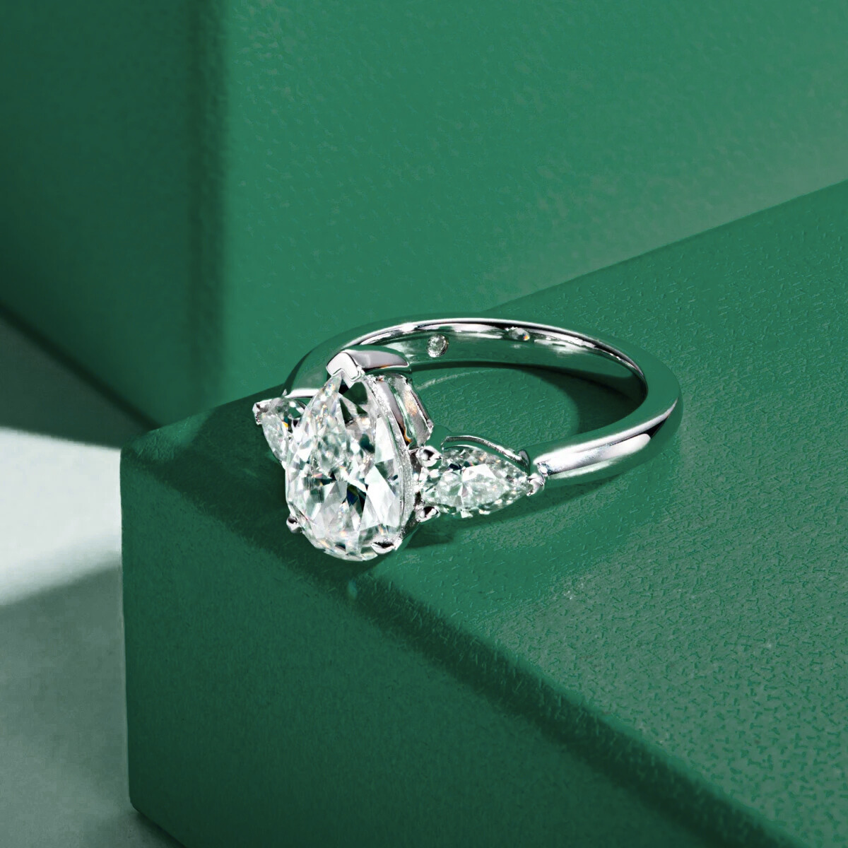 Anel com Moissanite Pera 3 Quilates em Prata 925 com Ouro 18k – Yuna Joias - Yuna Joias