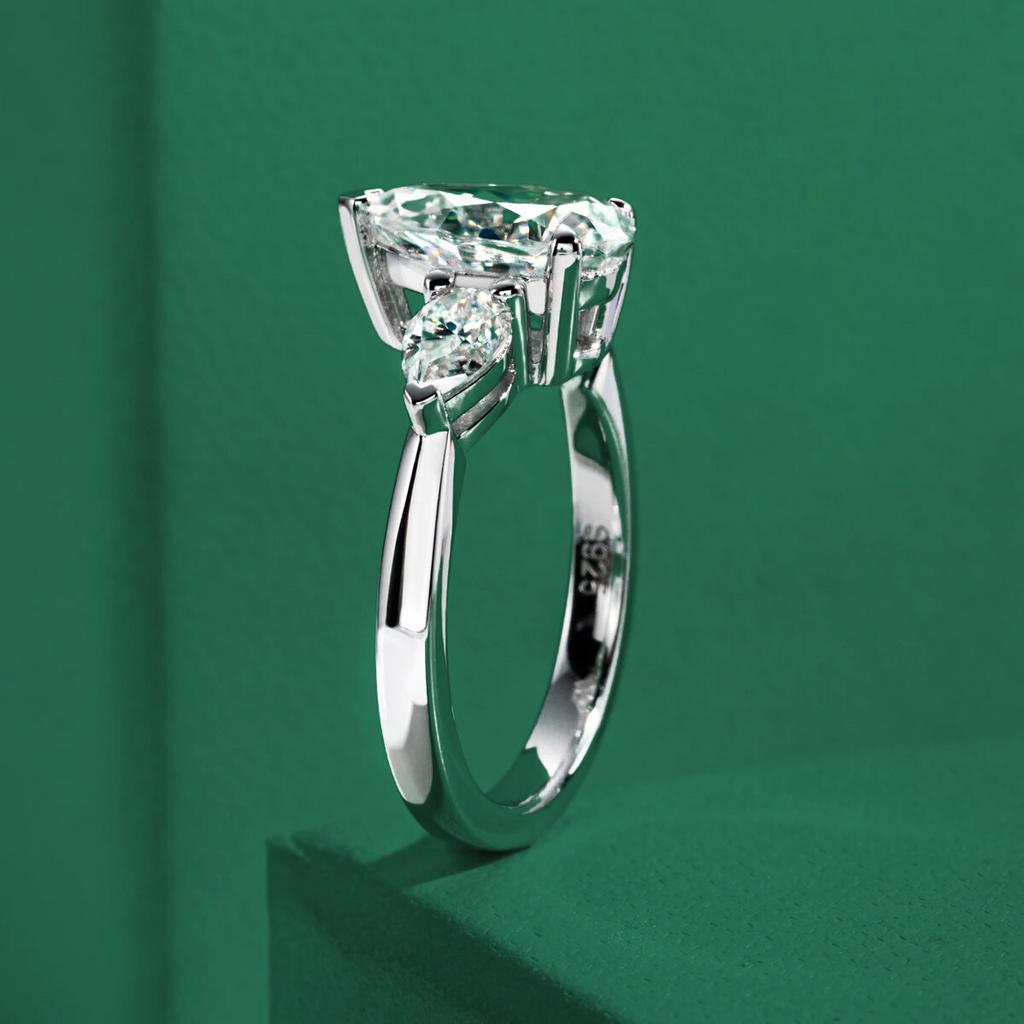 Anel com Moissanite Pera 3 Quilates em Prata 925 com Ouro 18k – Yuna Joias - Yuna Joias