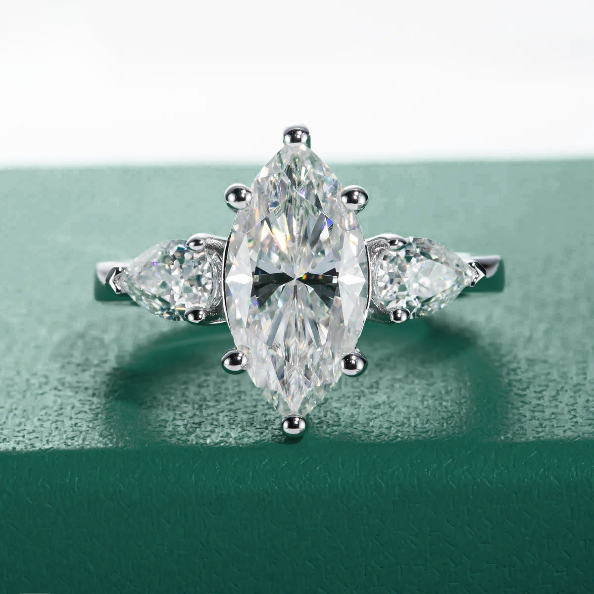 Anel de Moissanite Navete com Laterais Pera em Prata 925 com Banho de Ouro 18k – 4,0 Quilates - Yuna Joias - Yuna Joias