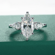 Anel de Moissanite Navete com Laterais Pera em Prata 925 com Banho de Ouro 18k – 4,0 Quilates - Yuna Joias - Yuna Joias