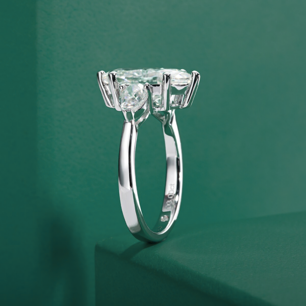 Anel de Moissanite Navete com Laterais Pera em Prata 925 com Banho de Ouro 18k – 4,0 Quilates - Yuna Joias - Yuna Joias