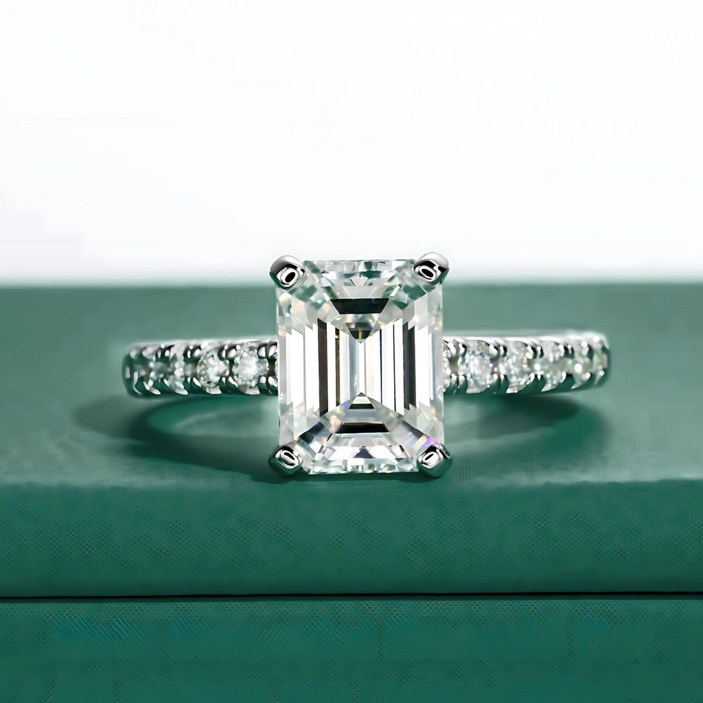 Anel Solitário Moissanite Esmeralda em Prata 925 com Banho de Ouro 18k – Yuna Joias - Yuna Joias