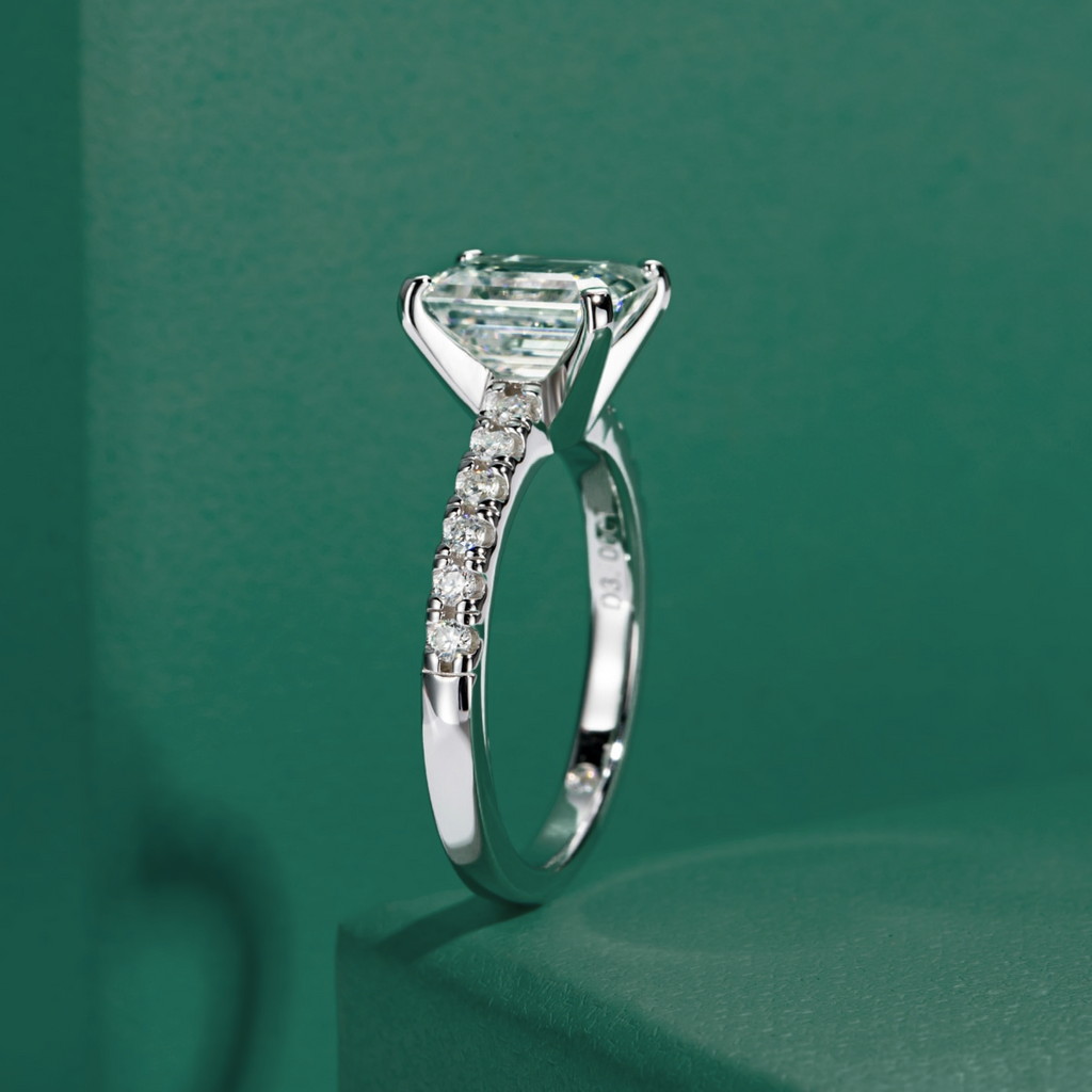 Anel Solitário Moissanite Esmeralda em Prata 925 com Banho de Ouro 18k – Yuna Joias - Yuna Joias