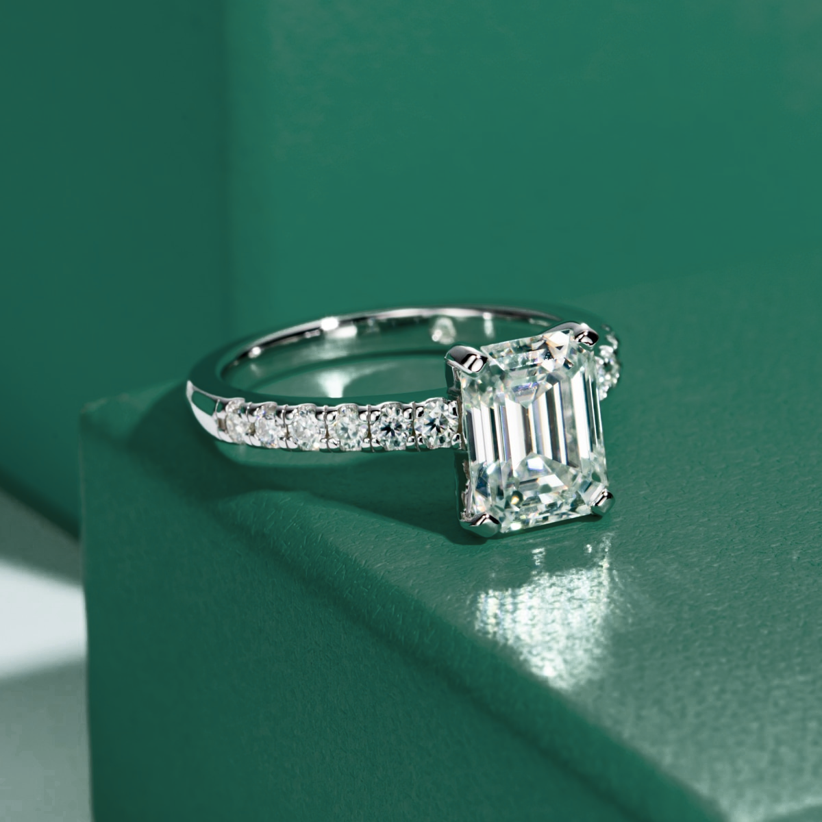 Anel Solitário Moissanite Esmeralda em Prata 925 com Banho de Ouro 18k – Yuna Joias - Yuna Joias