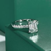 Anel Solitário Moissanite Esmeralda em Prata 925 com Banho de Ouro 18k – Yuna Joias - Yuna Joias