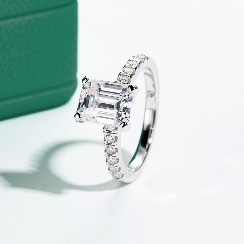 Anel Solitário Moissanite Esmeralda em Prata 925 com Banho de Ouro 18k – Yuna Joias - Yuna Joias