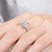 Anel Solitário Moissanite Esmeralda em Prata 925 com Banho de Ouro 18k – Yuna Joias - Yuna Joias