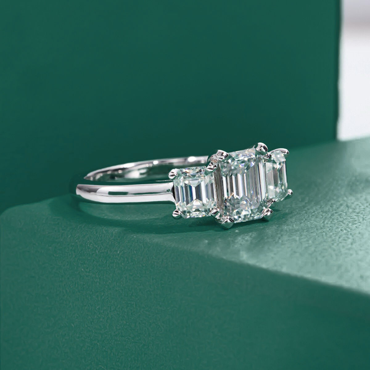 Anel Solitário com Moissanite Esmeralda de 1,6 Quilates em Prata 925 com Ouro 18k – Yuna Joias - Yuna Joias