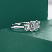 Anel Solitário com Moissanite Esmeralda de 1,6 Quilates em Prata 925 com Ouro 18k – Yuna Joias - Yuna Joias
