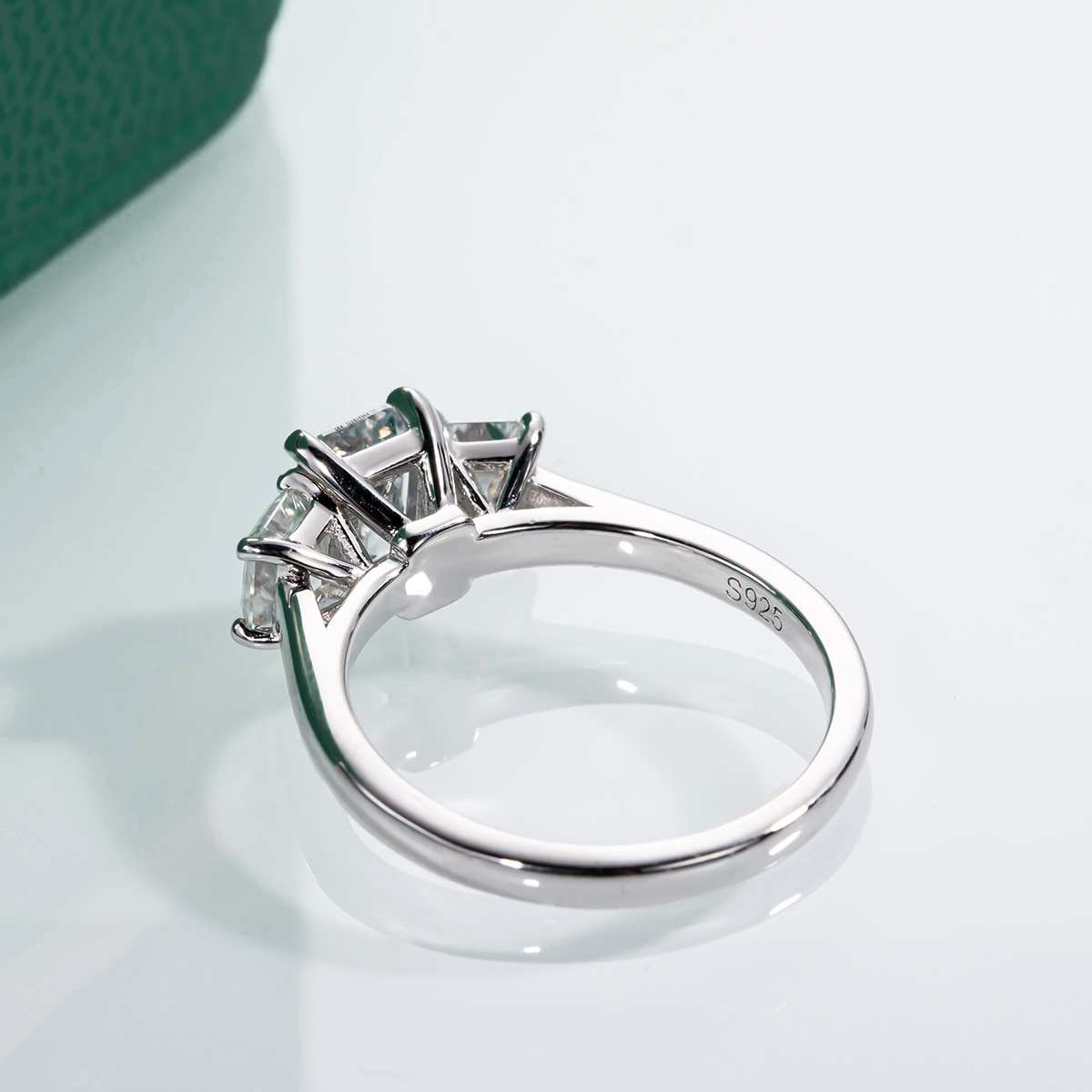Anel Solitário com Moissanite Esmeralda de 1,6 Quilates em Prata 925 com Ouro 18k – Yuna Joias - Yuna Joias
