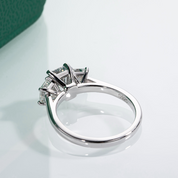 Anel Solitário com Moissanite Esmeralda de 1,6 Quilates em Prata 925 com Ouro 18k – Yuna Joias - Yuna Joias