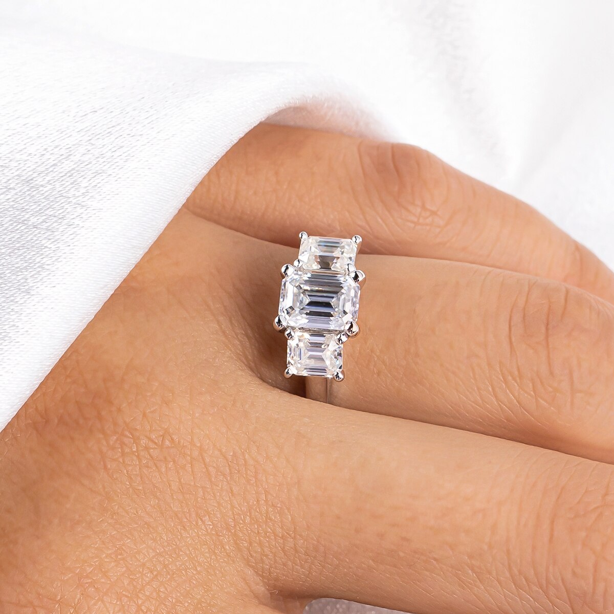 Anel Solitário com Moissanite Esmeralda de 1,6 Quilates em Prata 925 com Ouro 18k – Yuna Joias - Yuna Joias