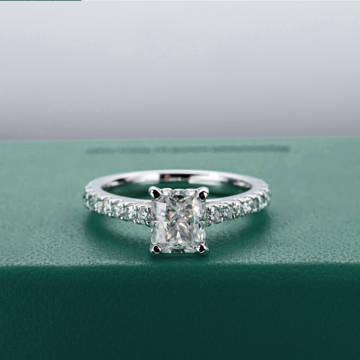 Anel Solitário com Moissanite Radiante em Prata 925 Banhada a Ouro 18k – Yuna Joias - Yuna Joias