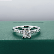 Anel Solitário com Moissanite Radiante em Prata 925 Banhada a Ouro 18k – Yuna Joias - Yuna Joias
