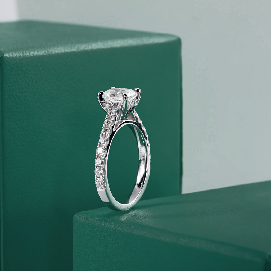 Anel Solitário com Moissanite Radiante em Prata 925 Banhada a Ouro 18k – Yuna Joias - Yuna Joias