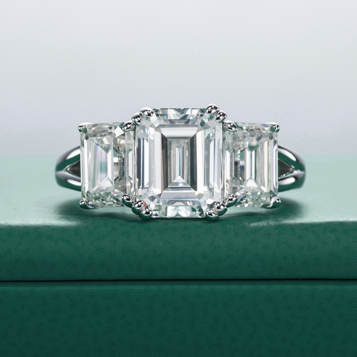 Anel com Moissanite de 5 Quilates – Prata 925 com Ouro 18k - Yuna Joias - Yuna Joias
