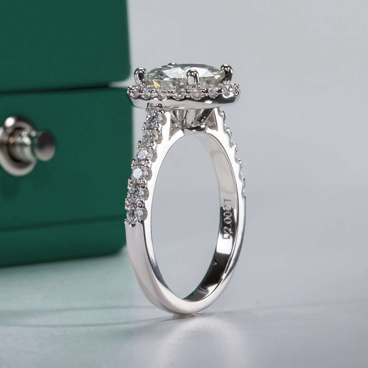 Anel Solitário Halo com Moissanite 2ct – Prata 925 com Banho de Ouro Branco 18k - Yuna Joias - Yuna Joias