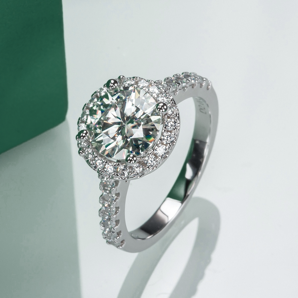 Anel Solitário Halo com Moissanite 2ct – Prata 925 com Banho de Ouro Branco 18k - Yuna Joias - Yuna Joias