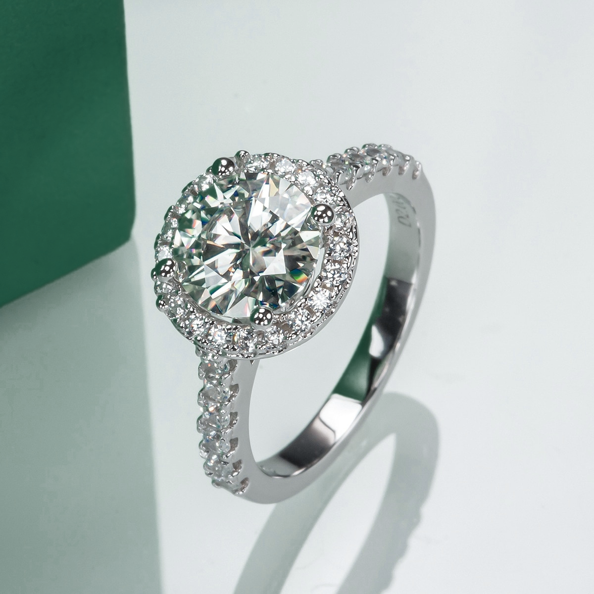 Anel Solitário Halo com Moissanite 2ct – Prata 925 com Banho de Ouro Branco 18k - Yuna Joias - Yuna Joias