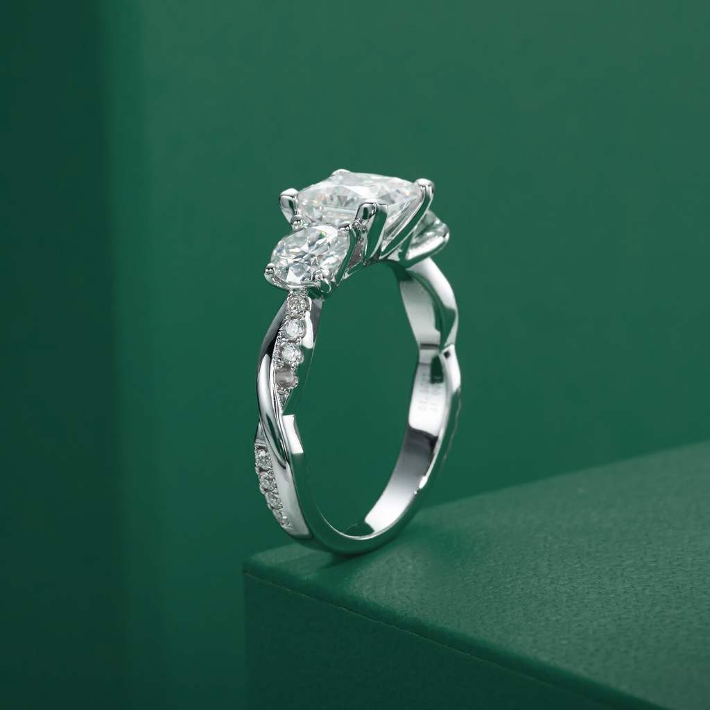 Anel Solitário de Moissanite com Lapidação Princesa em Prata 925 com Ouro Branco 18K – Yuna Joias - Yuna Joias