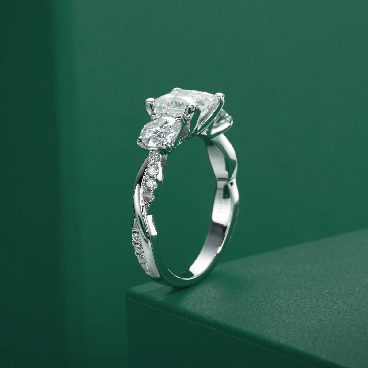 Anel Solitário de Moissanite com Lapidação Princesa em Prata 925 com Ouro Branco 18K – Yuna Joias - Yuna Joias