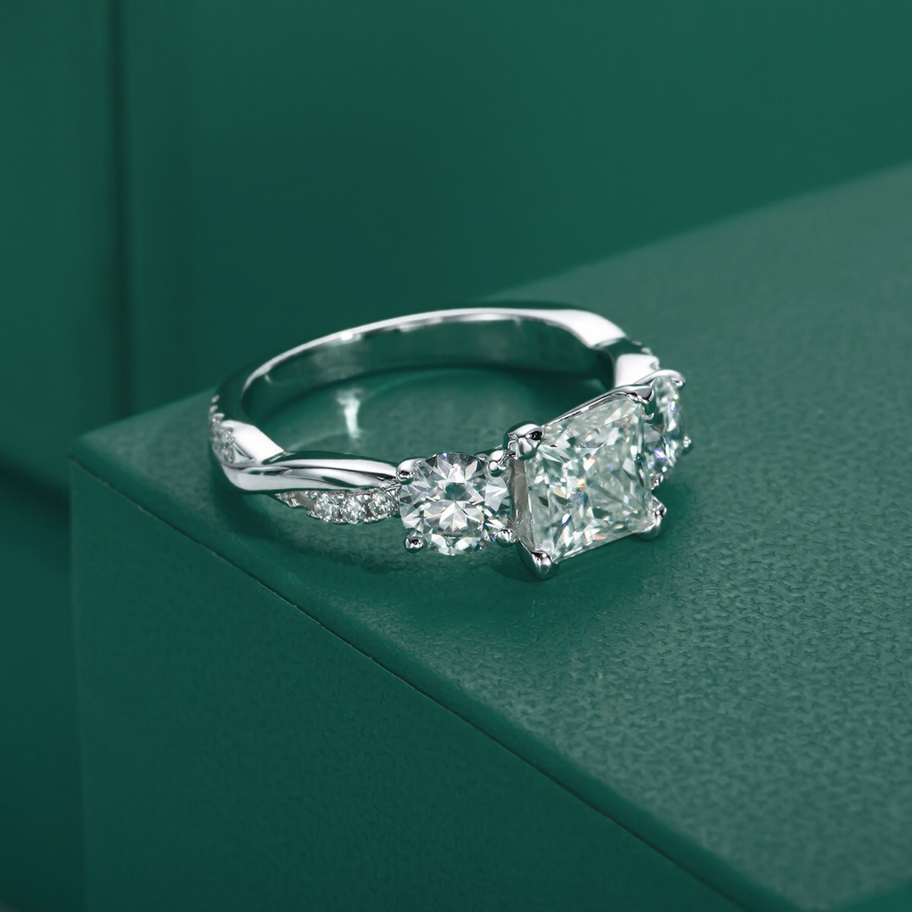 Anel Solitário de Moissanite com Lapidação Princesa em Prata 925 com Ouro Branco 18K – Yuna Joias - Yuna Joias