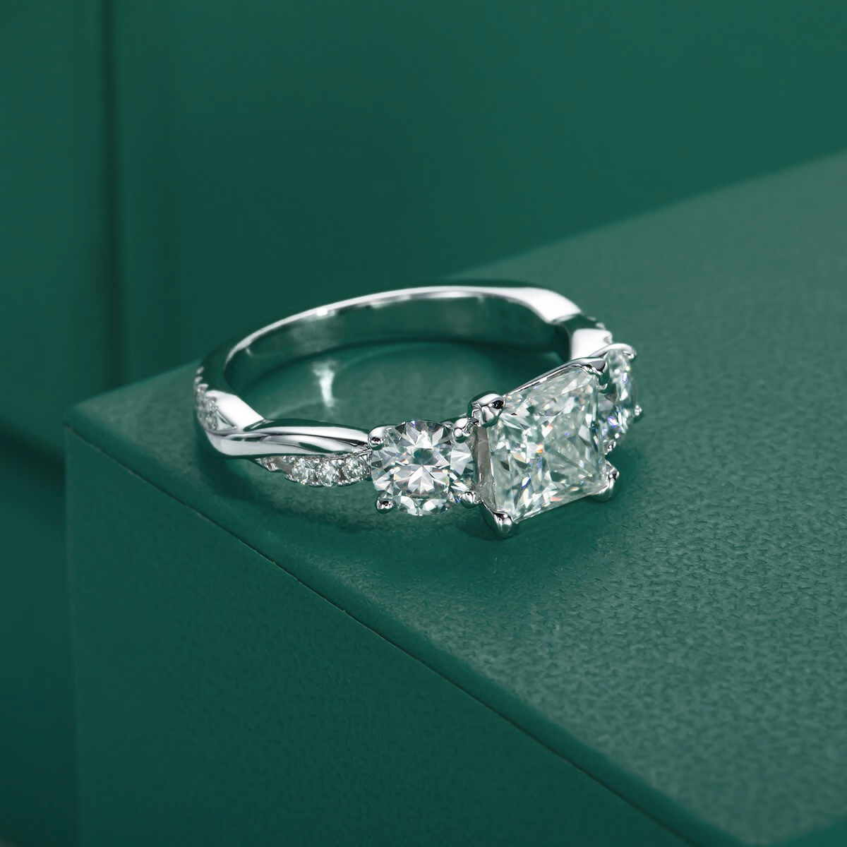 Anel Solitário de Moissanite com Lapidação Princesa em Prata 925 com Ouro Branco 18K – Yuna Joias - Yuna Joias