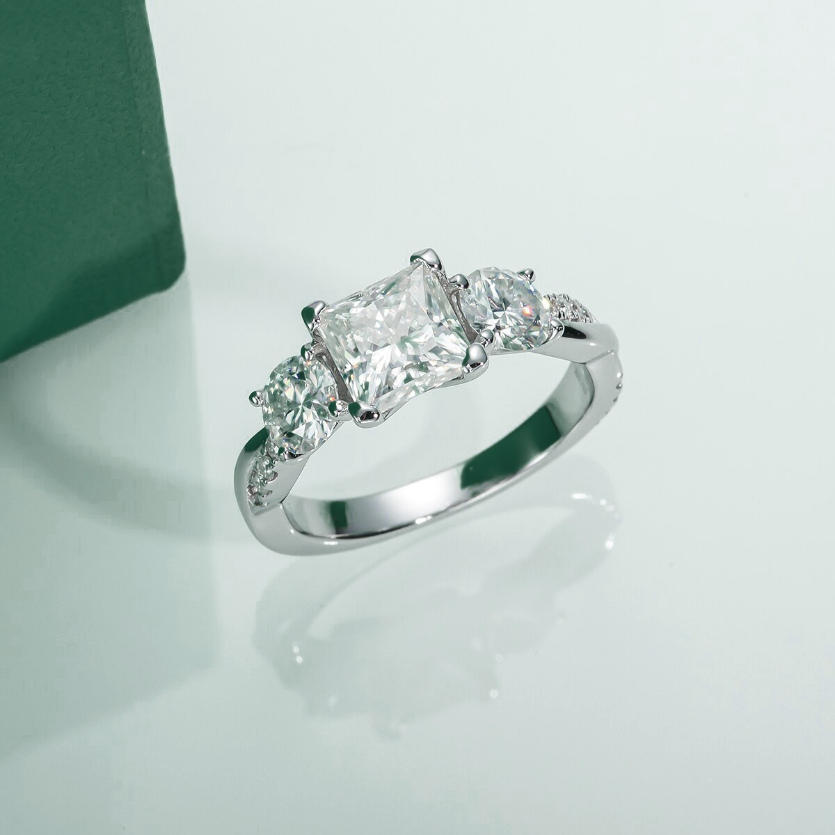 Anel Solitário de Moissanite com Lapidação Princesa em Prata 925 com Ouro Branco 18K – Yuna Joias - Yuna Joias