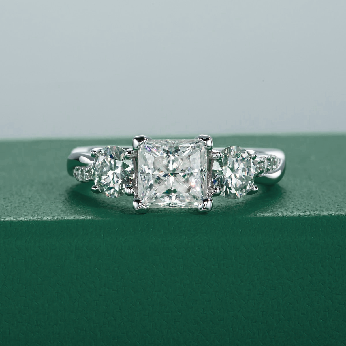 Anel Solitário de Moissanite com Lapidação Princesa em Prata 925 com Ouro Branco 18K – Yuna Joias - Yuna Joias