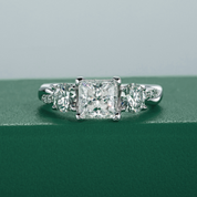 Anel Solitário de Moissanite com Lapidação Princesa em Prata 925 com Ouro Branco 18K – Yuna Joias - Yuna Joias