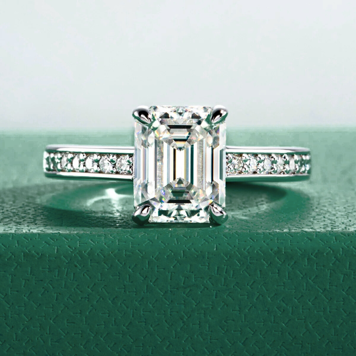Anel Solitário de Moissanite 3,0 Quilates Lapidação Esmeralda em Prata 925 com Banho de Ouro 18k – Yuna Joias - Yuna Joias