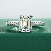 Anel Solitário de Moissanite 3,0 Quilates Lapidação Esmeralda em Prata 925 com Banho de Ouro 18k – Yuna Joias - Yuna Joias