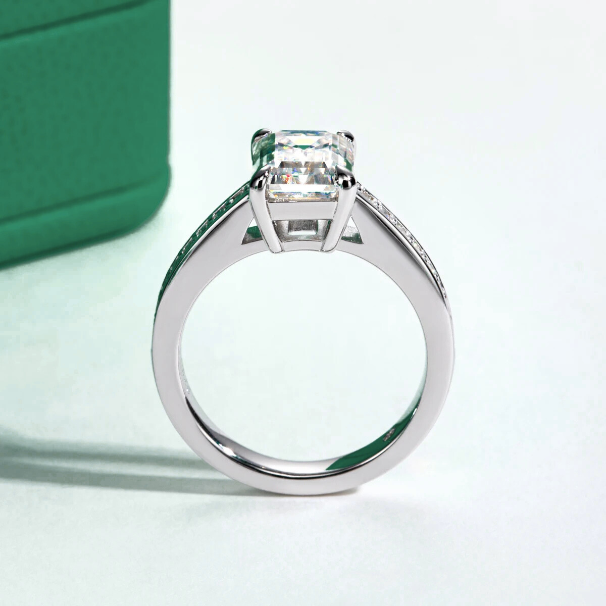 Anel Solitário de Moissanite 3,0 Quilates Lapidação Esmeralda em Prata 925 com Banho de Ouro 18k – Yuna Joias - Yuna Joias