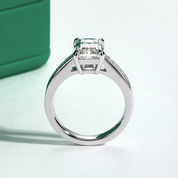 Anel Solitário de Moissanite 3,0 Quilates Lapidação Esmeralda em Prata 925 com Banho de Ouro 18k – Yuna Joias - Yuna Joias