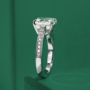 Anel Solitário de Moissanite 3,0 Quilates Lapidação Esmeralda em Prata 925 com Banho de Ouro 18k – Yuna Joias - Yuna Joias