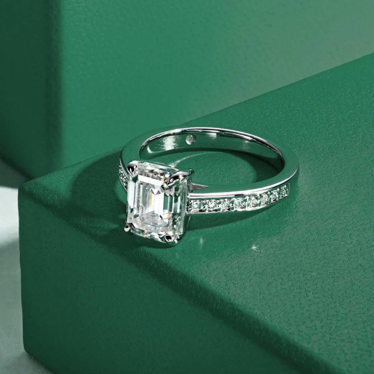 Anel Solitário de Moissanite 3,0 Quilates Lapidação Esmeralda em Prata 925 com Banho de Ouro 18k – Yuna Joias - Yuna Joias