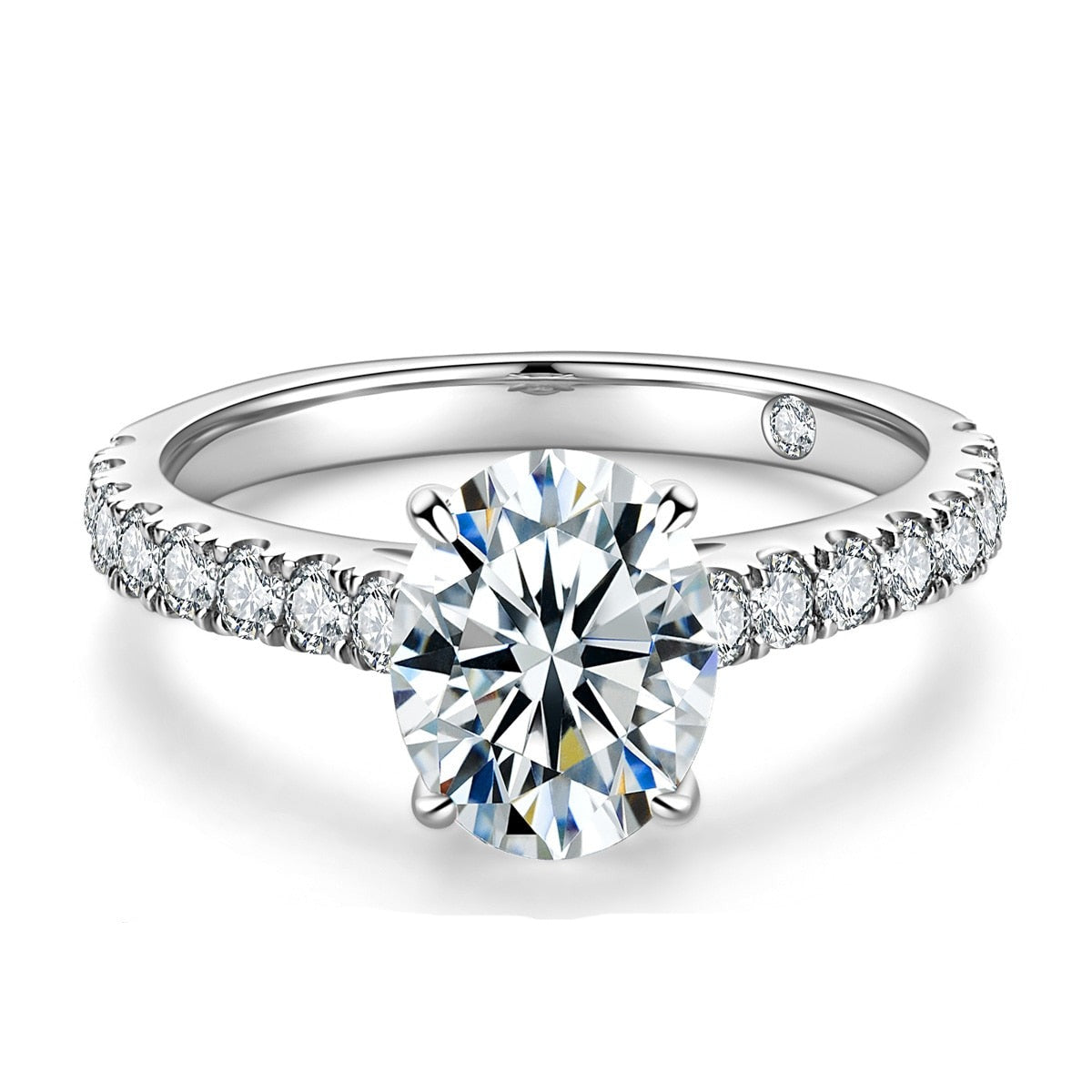 Anel Solitário com Moissanite Central em Lapidação Oval e Detalhes Luxuosos - Anel Solitário