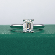 Anel Solitário com Moissanite 2 Quilates – Lapidação Esmeralda em Prata 925 com Ouro Branco 18k - Yuna Joias - Yuna Joias