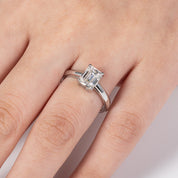 Anel Solitário com Moissanite 2 Quilates – Lapidação Esmeralda em Prata 925 com Ouro Branco 18k - Yuna Joias - Yuna Joias