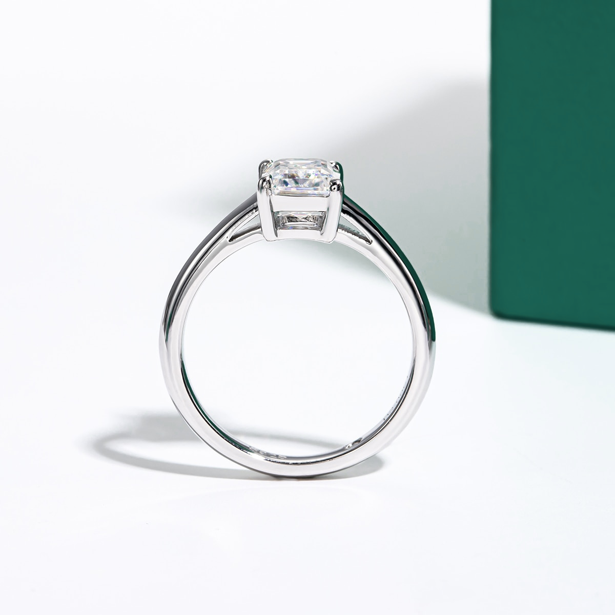 Anel Solitário com Moissanite 2 Quilates – Lapidação Esmeralda em Prata 925 com Ouro Branco 18k - Yuna Joias - Yuna Joias