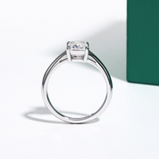 Anel Solitário com Moissanite 2 Quilates – Lapidação Esmeralda em Prata 925 com Ouro Branco 18k - Yuna Joias - Yuna Joias