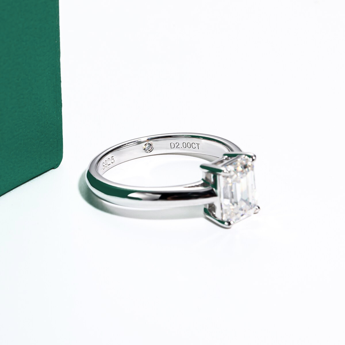 Anel Solitário com Moissanite 2 Quilates – Lapidação Esmeralda em Prata 925 com Ouro Branco 18k - Yuna Joias - Yuna Joias