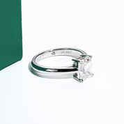 Anel Solitário com Moissanite 2 Quilates – Lapidação Esmeralda em Prata 925 com Ouro Branco 18k - Yuna Joias - Yuna Joias