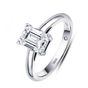 Anel Solitário com Moissanite 2 Quilates – Lapidação Esmeralda em Prata 925 com Ouro Branco 18k - Yuna Joias - Yuna Joias