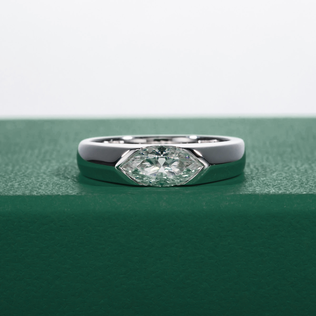 Anel Solitário de Moissanite Lapidação Marquesa 1ct em Prata 925 com Banho de Ródio e Detalhes em Ouro Branco 18k – YUNA JOIAS - Yuna Joias