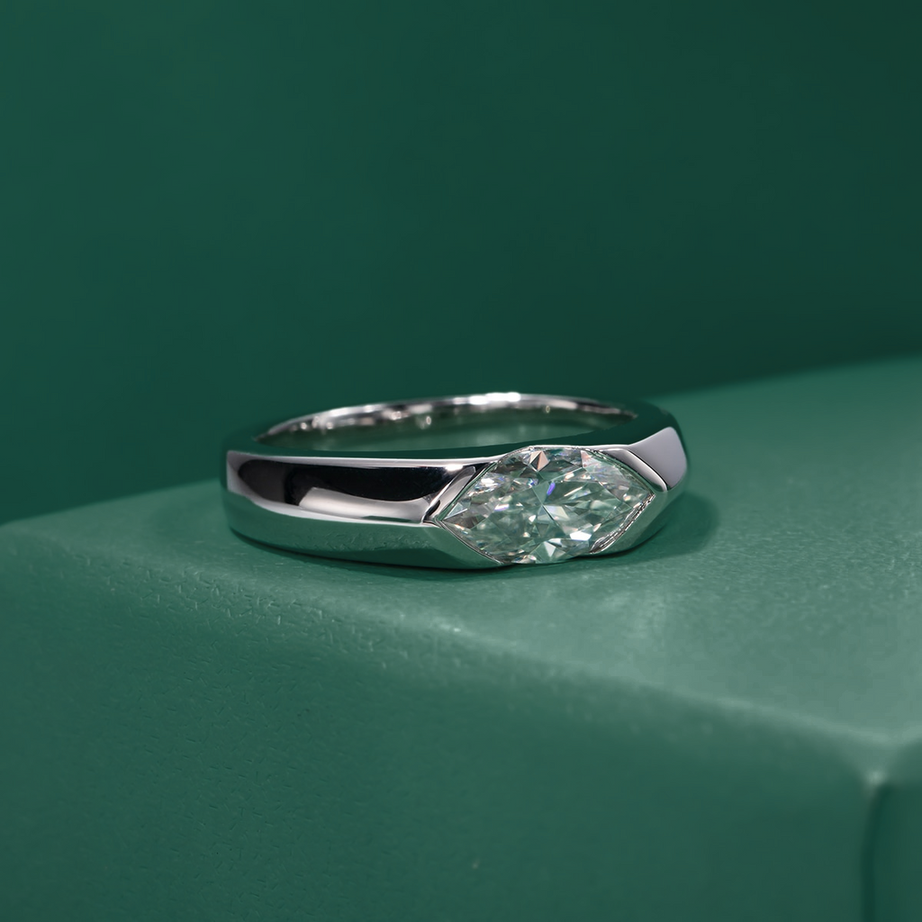 Anel Solitário de Moissanite Lapidação Marquesa 1ct em Prata 925 com Banho de Ródio e Detalhes em Ouro Branco 18k – YUNA JOIAS - Yuna Joias